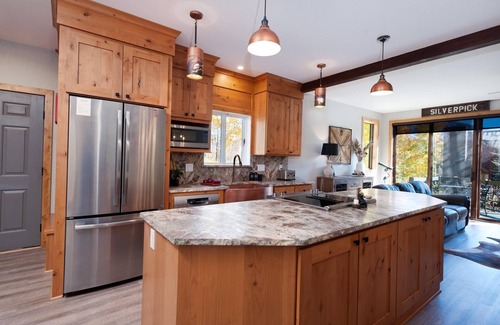 Purgatory House | Breathtaking Mountain Views - Pet Friendly with Hot Tub
