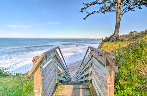Coos Bay House | Oceanfront Cliffside Lighthouse with Pet-Friendly Charm