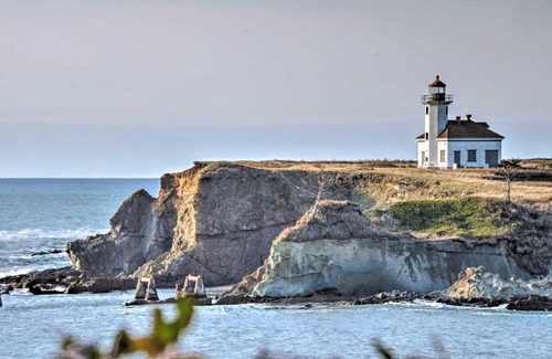 Coos Bay House | Oceanfront Cliffside Lighthouse with Pet-Friendly Charm