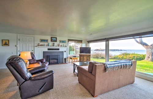Coos Bay House | Oceanfront Cliffside Lighthouse with Pet-Friendly Charm