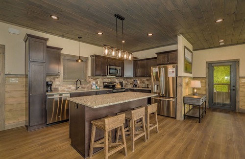 Gatlinburg - Pigeon Forge Cabin | Experience Cliffside Scenic Splendor with Indoor Pool & Hot Tub