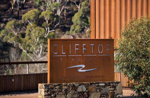 Hepburn House | Elegant Clifftop at Hepburn: 4-Star Retreat with Hot Tub