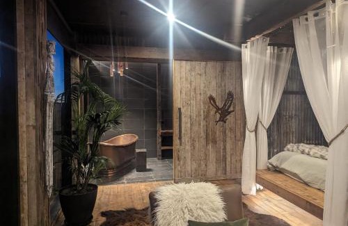 Hepburn House | Elegant Clifftop at Hepburn: 4-Star Retreat with Hot Tub
