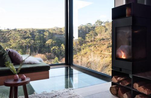 Hepburn House | Elegant Clifftop at Hepburn: 4-Star Retreat with Hot Tub