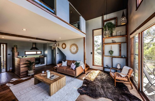 Hepburn House | Serene Clifftop at Hepburn: 5-Star Spa Retreat Awaits