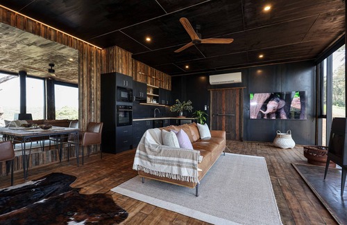 Hepburn House | Serene Clifftop at Hepburn: 5-Star Spa Retreat Awaits