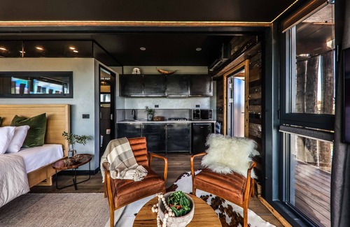 Hepburn House | Serene Clifftop at Hepburn: 5-Star Spa Retreat Awaits