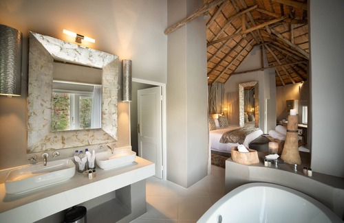 Vaalwater Hotel | Exclusive Clifftop Safari Retreat with Pool & Spa Amenities