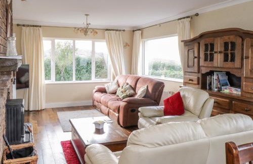 Tully House | Discover Clifftop Haven: Family-Friendly 4-Star Retreat