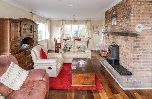 Tully House | Discover Clifftop Haven: Family-Friendly 4-Star Retreat