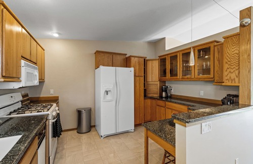 Livingston House | Scenic Clifftop Lookout with River Views & Great Amenities