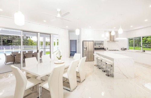 Clifton Beach House | Clifton Cove: Your Beachside Getaway with Pool Access