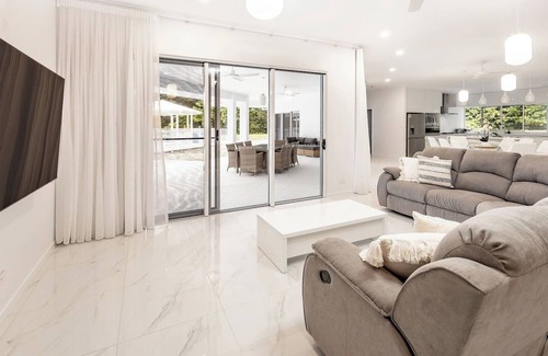 Clifton Beach House | Clifton Cove: Your Beachside Getaway with Pool Access