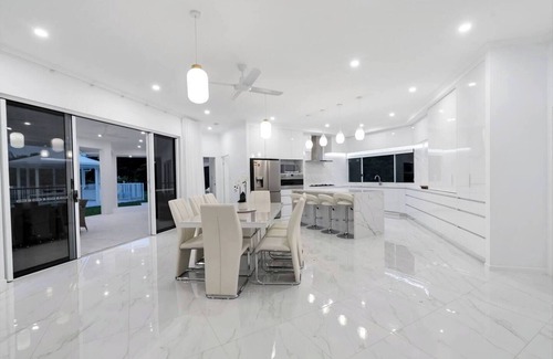 Clifton Beach House | Clifton Cove: Your Beachside Getaway with Pool Access