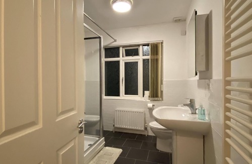 Hove House | Cozy Clifton House Brighton with Breakfast & Family-Friendly Perks