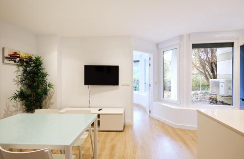 Ermitagana Apartment | Pet-Friendly Retreat Near Clinica Universitaria y Hospitales