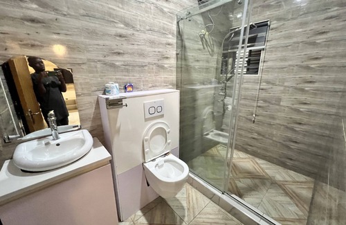 Ekrokpe Hotel | Discover Clique Court Hotel & Suite with Pool and Breakfast