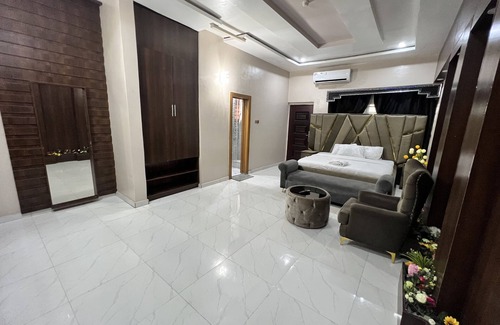 Ekrokpe Hotel | Discover Clique Court Hotel & Suite with Pool and Breakfast