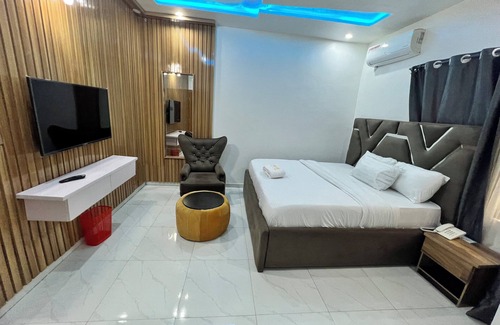 Ekrokpe Hotel | Discover Clique Court Hotel & Suite with Pool and Breakfast