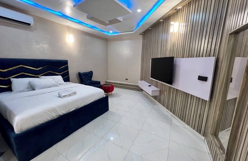 Ekrokpe Hotel | Discover Clique Court Hotel & Suite with Pool and Breakfast