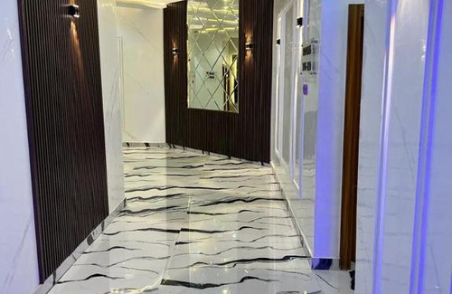 Ekrokpe Hotel | Relax at Clique Court Hotel & Suite with Pool & Hot Tub