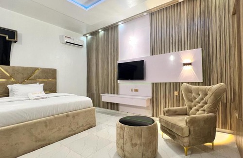 Ekrokpe Hotel | Relax at Clique Court Hotel & Suite with Pool & Hot Tub
