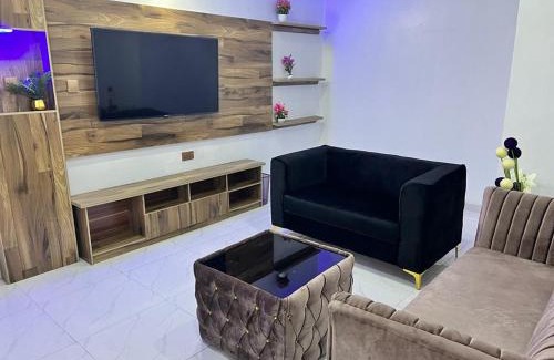 Ekrokpe Hotel | Relax at Clique Court Hotel & Suite with Pool & Hot Tub