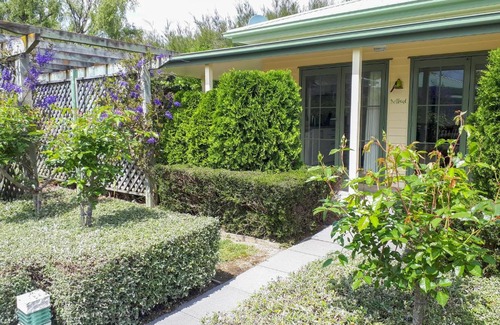 Clive Ski Chalet | Family-Friendly Clive Colonial Cottages with Kitchen Amenities