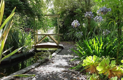 Clive Ski Chalet | Family-Friendly Clive Colonial Cottages with Kitchen Amenities