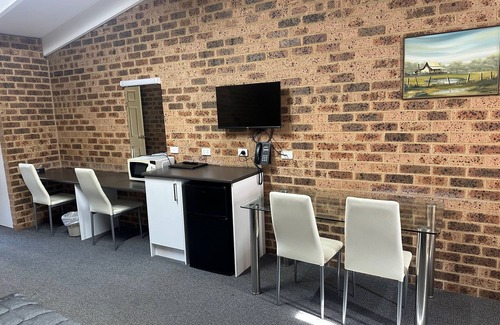 Coonabarabran Hotel | Eco-Friendly Stay at Clock Tower Motor Inn with Pool Access