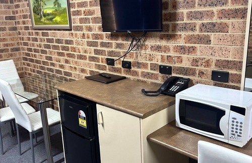 Coonabarabran Hotel | Eco-Friendly Stay at Clock Tower Motor Inn with Pool Access