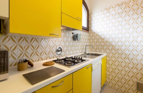 Colombare Apartment | Cozy Apartment in Sirmione Steps from Lake with Breakfast