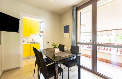Colombare Apartment | Cozy Apartment in Sirmione Steps from Lake with Breakfast