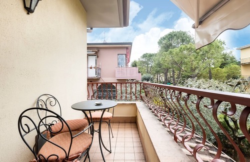 Colombare Apartment | Cozy Apartment in Sirmione Steps from Lake with Breakfast