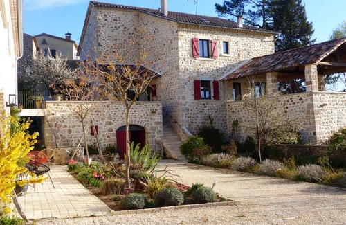 Joyeuse Bed & Breakfast | Relax at Clos de Beauregard with Pool & Family Fun
