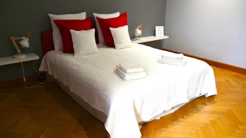 Mortagne-sur-Gironde Bed & Breakfast | Experience CLOS DE BELLEVUE with Oceanfront Charm