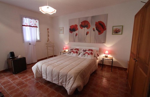 Molleges Bed & Breakfast | Oceanfront Escape at Clos de la Font with Pool Access