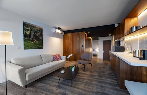 Saint-Denis Apartment | Elegant Clos de la Rivière: 4-Star Stay with Pool & Breakfast