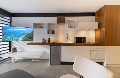 Saint-Denis Apartment | Elegant Clos de la Rivière: 4-Star Stay with Pool & Breakfast
