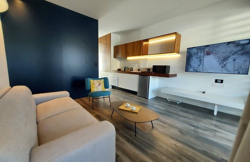 Saint-Denis Apartment | Elegant Clos de la Rivière: 4-Star Stay with Pool & Breakfast