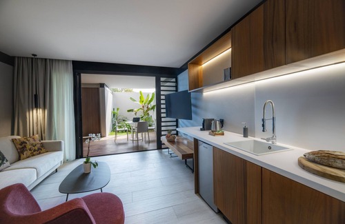 Saint-Denis Apartment | Elegant Clos de la Rivière: 4-Star Stay with Pool & Breakfast