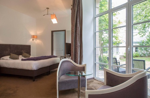 Douarnenez Hotel | Elegant Stay at Clos de Vallombreuse with Pool & Dining