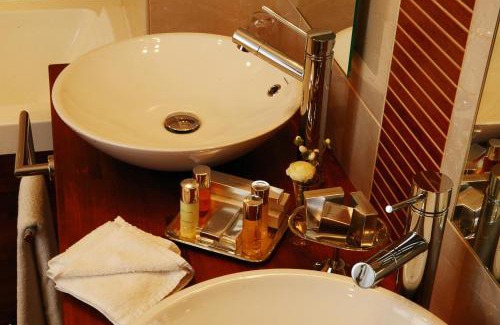 Sarlat-la-Caneda Hotel | Relax at Clos La Boëtie & Spa with Oceanfront Views