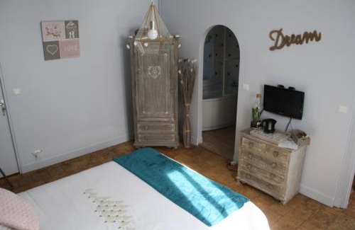 Vouvray Bed & Breakfast | Inviting Clos Mariotte: Pet-Friendly with Breakfast Included