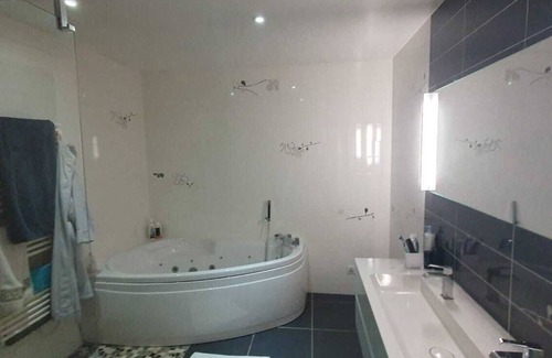 Monbazillac Bed & Breakfast | Discover Clos PIMI: Family-Friendly Retreat with Hot Tub