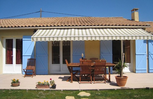 Bedarrides Apartment | Inviting Avignon Retreat with Pool and Ocean Views