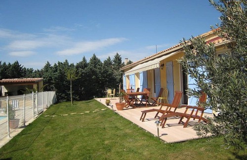 Bedarrides Apartment | Inviting Avignon Retreat with Pool and Ocean Views