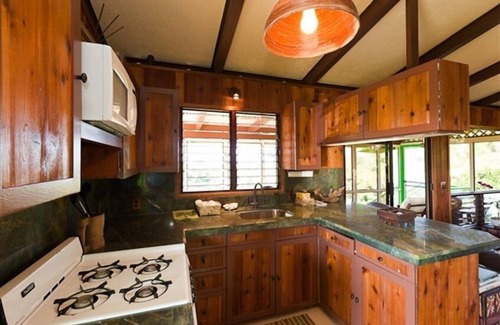 Honaunau-Napoopoo Cottage | Oceanfront Oasis: Close But Far... Enjoy 9.8 Guest Rating