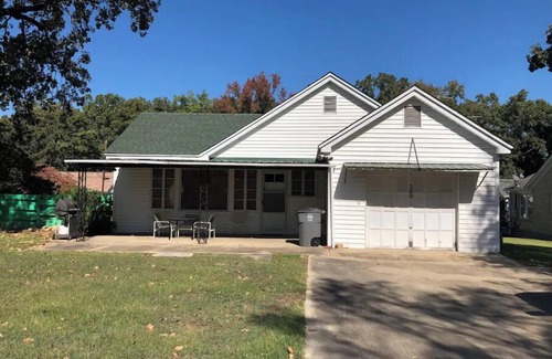 Hot Springs House | Prime Location: Steps from Downtown & Oaklawn Casino