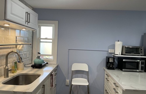 White Plains House | Convenient Hotel Near Train to NYC with Family-Friendly Amenities